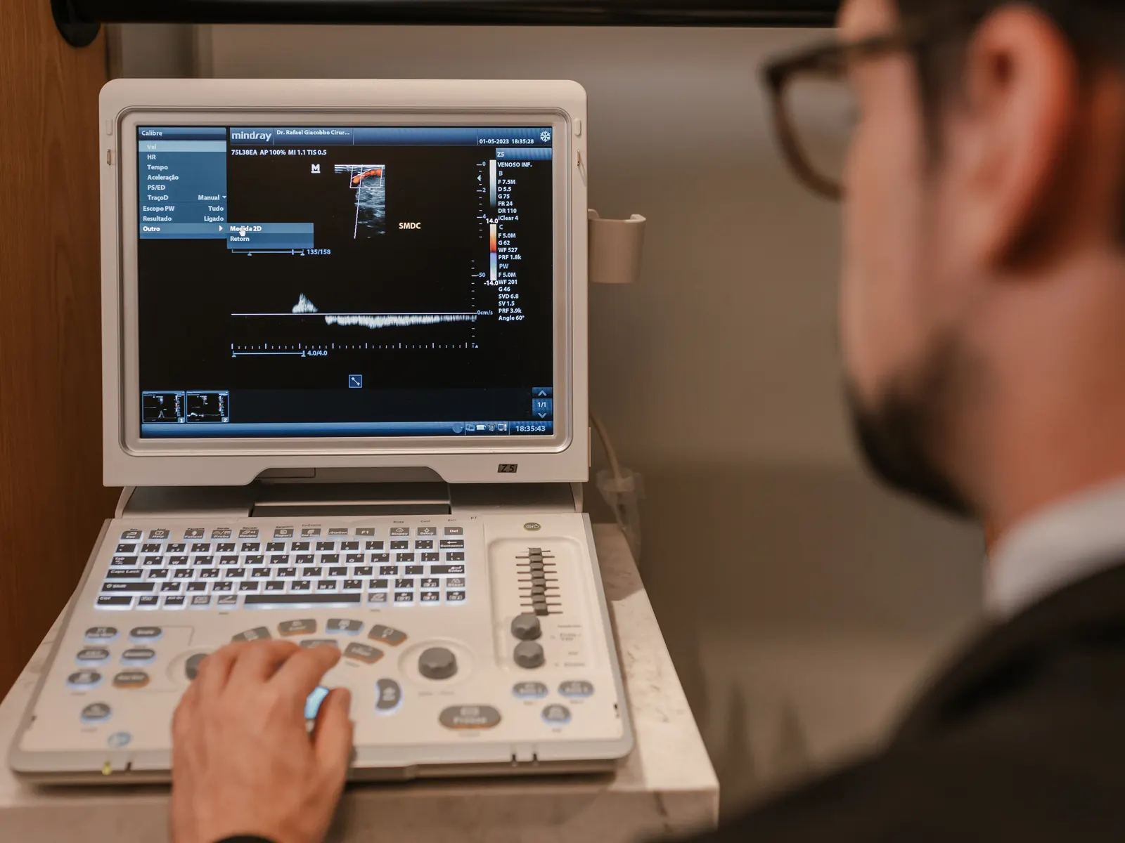 Dr. Rafael Giacobbo acompanhando a imagem do ecodoppler na tela do aparelho
